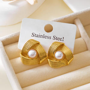 Aretes al por Mayor MW, Juego de Aretes de Acero Inoxidable Dorados con Detalles de <span class=keywords><strong>Perlas</strong></span>, Diseños Florales y Geométricos de Moda, Aretes Colgantes - Product Image 3