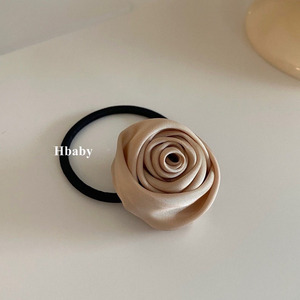 Élastique à cheveux en satin français rose, simple, éthéré, doux, unique, rétro et haut de gamme. - Product Image 2