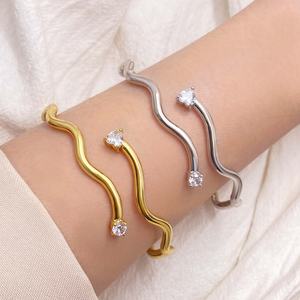 Ensemble de bijoux tendance, bracelet serti de pierres CZ, plaqué or 18 carats, bracelet en forme de cœur, zircon, anneaux ondulés pour femmes - Product Image 3