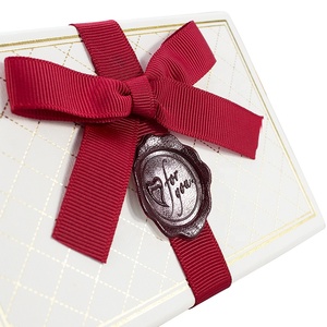 Boîte cadeau personnalisée de luxe avec estampage à chaud pour chocolats pralinés, avec inserts en papier - Product Image 3