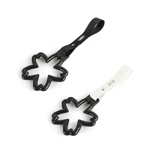 Anneau JDM Sakura Tsurikawa en carbone noir avec poignée en PVC en forme de fleur, breloque de pare-chocs arrière pour voiture, accessoire de drift - Product Image 5