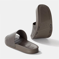 Vente en gros de chaussures d'été unisexes originales de qualité supérieure sandales en mousse pantoufles en PVC personnalisées avec logo de créateur en EVA