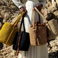 Panier en raphia tressé fait main avec fleurs et patch en cuir pour accessoires de mode de luxe, utilisation en extérieur