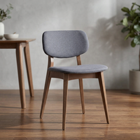 Chaises d'intérieur grises élégantes et confortables pour restaurants et hôtels, base en bois