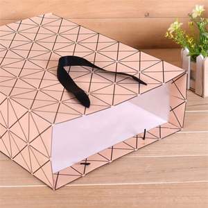 Sac en papier d'emballage cadeau de luxe en gros KM avec logo pour vêtements - Product Image 4