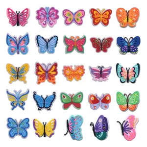 フラッシュセールカラフルな蝶のテーマカスタムブランド名エンボスロゴ3Dラバーパッチアクセサリー作物用