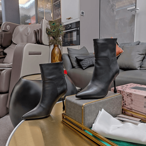 Zapatos Jimmy de Alta Calidad para Mujer Hechos de Cuero de Primera Calidad y Equipados con un Tacón en Forma de Lágrima para una Fácil Limpieza - Product Image 6