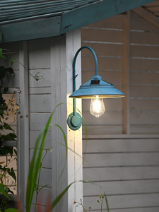 Lampe solaire murale vintage en fer forgé de style ancien, bleu éclatant, à induction, pour jardin extérieur, finition émaillée. - Product Image 1