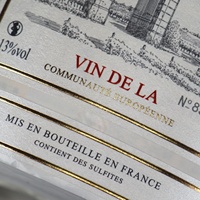 Etiquetas adhesivas de papel adhesivas impermeables fuertes en relieve de lámina de oro personalizadas, diseño personalizado UV permanente para cerveza de vino tinto