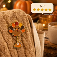 Broche en émail souple 2D Chibi Turkey Pie, Pendentif tranche de tarte à la citrouille, Chaîne dorée, Bijoux de Thanksgiving, Badges personnalisés en gros