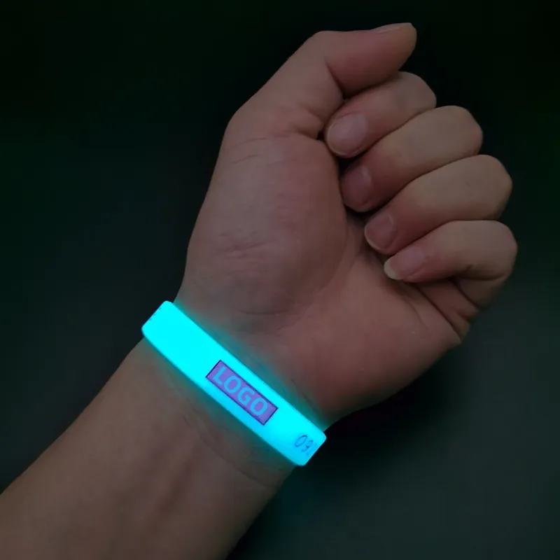 Индивидуальные рекламные подарки, рельефный Силиконовый браслет с логотипом, светящийся в темноте резиновый браслет на запястье