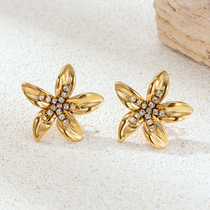OZE Boucles d'oreilles clous pour femme en acier inoxydable, style européen-américain, luxe léger, motif floral, perles et strass, placage sous vide - Product Image 3