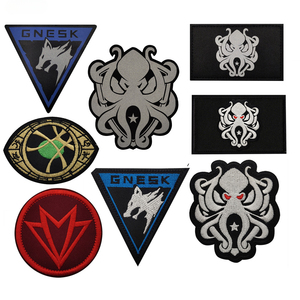 Toppe ricamate con fior Morale legate al gioco di Breakout della zona scura oro nero fascia internazionale con bracciolo bianco lupo squadrone - Product Image 2