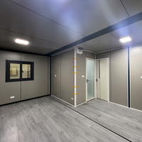 Maison conteneur extensible de 20 pieds à double aile, préfabriquée modulaire, avec panneaux gris et porte battante vitrée, pour habitation, villa, camping