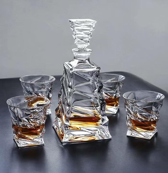 1/6 Wholesale classical crystal luxury whiskey decanter glasses 6 whiskey bar set