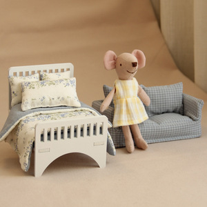 Nouveau modèle de <span class=keywords><strong>lit</strong></span> pour maison de poupée <span class=keywords><strong>en</strong></span> <span class=keywords><strong>bois</strong></span> avec taie d'oreiller pour mini poupées - Product Image 1