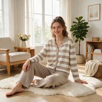 Ensemble décontracté deux pièces en maille pour femme : haut rayé à col polo et manches longues boutonné, pantalon large – Idéal printemps-automne