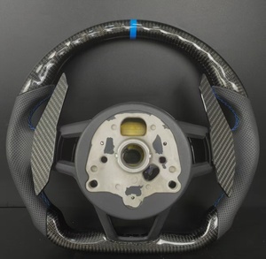 Volant personnalisé en fibre de carbone pour <span class=keywords><strong>Skoda</strong></span> <span class=keywords><strong>Octavia</strong></span> <span class=keywords><strong>RS</strong></span> VRS |   Cuir véritable pour surpiqûres bleues |   Amélioration de l'intérieur des voitures de sport - Product Image 2