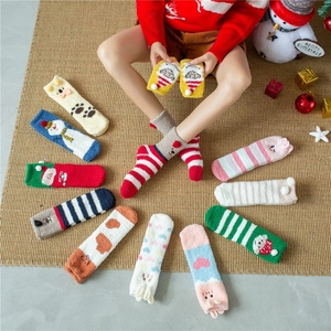 Chaussettes en molleton de corail de Noël pour adultes avec motif de dessin animé de renne 3D semelle antidérapante chaussettes de sol chaudes et confortables idéales pour un cadeau d'hiver - Product Image 2