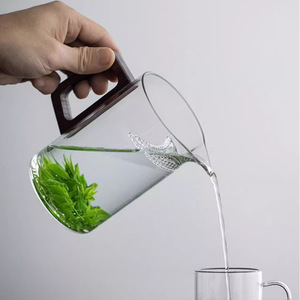 Taza de cristal de borosilicato de alta calidad con mango de madera, base gruesa y diseño minimalista para servir té - Product Image 3