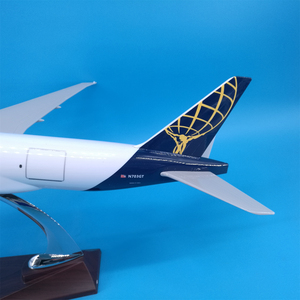 Modèle d'<span class=keywords><strong>avion</strong></span> en résine moulée sous pression <span class=keywords><strong>Atlas</strong></span> Air Boeing B777 1/160 de 47 cm, ornement d'aviation avec base de présentation - Product Image 3