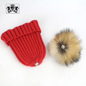 Janefur <span class=keywords><strong>Bonnet</strong></span> tricoté à la mode avec <span class=keywords><strong>pompon</strong></span> en fourrure de raton laveur pour l'hiver En stock Bonnets en acrylique rayés pour adultes et enfants - Product Image 4