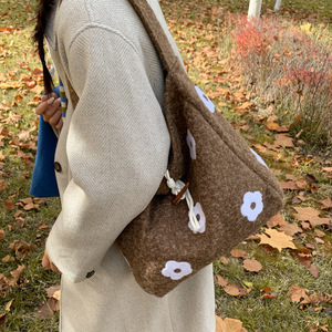 <span class=keywords><strong>Sac</strong></span> à <span class=keywords><strong>bandoulière</strong></span> d'hiver en peluche brodée de fleurs avec une seule poignée, <span class=keywords><strong>sac</strong></span> de niche doux pour l'automne et l'hiver - Product Image 3