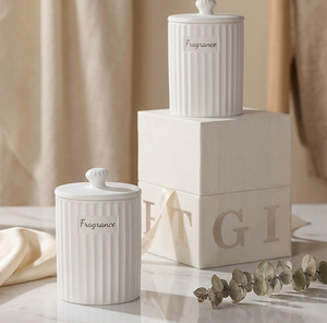 Bougie parfumée en cire de soja naturelle avec couvercle en céramique blanche gaufrée verticale, personnalisable en usine, avec ruban de luxe et poignée, cadeau pour la Fête des Mères - Product Image 2