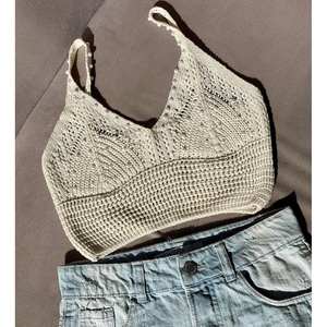 Haut court en tricot orné de perles bohèmes pour femmes, sans manches, en tricot doux pour l'été - Product Image 2