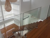 Système de balustrade en verre moderne en acier inoxydable résistant à la rouille avec poteau de main courante et embout de verre pour villa et hôtel