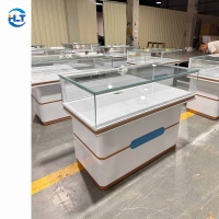 Étagères de présentation de bijoux en bois durables, écologiques et imperméables sur mesure pour l'aménagement intérieur des magasins de détail