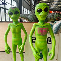 Statues d'extraterrestres verts grandeur nature hautement réalistes avec design de motifs personnalisés pour la décoration de parcs à thème en plein air