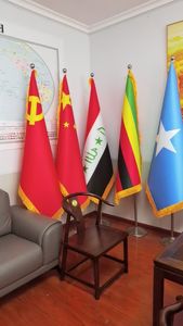 Bandera de Escritorio con Base y Flecos de Alta Calidad - Bandera de Escritorio Resistente para Uso Institucional, en Embajadas y <span class=keywords><strong>Ferias</strong></span> Comerciales - Product Image 6