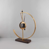 Horloge de table en métal doré en forme de demi-lune, horloge de bureau silencieuse à base solide, ornement de décoration d'intérieur de luxe léger pour le salon