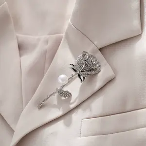 Broche de Alta Gama <span class=keywords><strong>YINI</strong></span> para Mujer, Diseño Floral Elegante, Broche Grande con Perlas de Imitación y Diamantes de Imitación, Aleación Chapada - Product Image 4