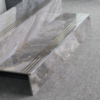 Escaliers modernes gris foncé, marches en carrelage de porcelaine poli effet marbre brillant