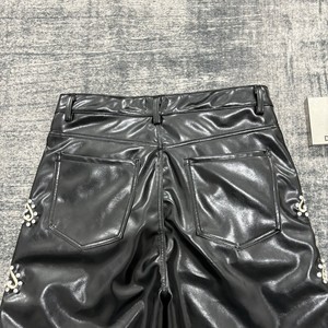 DENIMGUYS <span class=keywords><strong>Pantaloncini</strong></span> in Pelle Nera Personalizzati da Uomo con Ricami e Strass, Shorts Streetwear in <span class=keywords><strong>Ecopelle</strong></span> con Diamanti e Ricami - Product Image 5