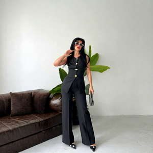Ensemble tailleur noir élégant pour femme avec détails boutonnés, pantalon large en satin de couleur unie et haut sans manches, idéal pour l'automne - Product Image 1