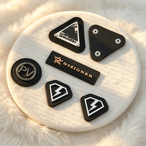 Etiquetas de Metal con Logotipo Personalizadas de Aleación de Zinc Pulido, Etiquetas de Ropa al por Mayor, Corte Láser, Ecológicas, Autoadhesivas, Envío Rápido - Product Image 2