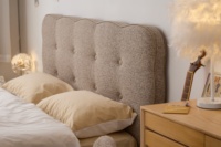 Lit rembourré incurvé de style vintage moderne italien avec cadre en bois pour chambre à coucher