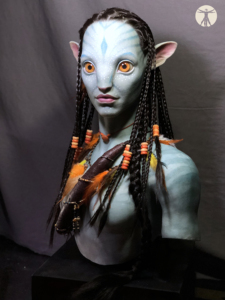 Scultura Femminile Personalizzata di Alta Qualità in Silicone e Fibra di Vetro, Personaggio Realistico di Guerriero Tribale con Pelle Blu per Arredamento Casa - Product Image 2