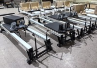 Nouveau Design 2026 Reformer Pilates Professionnel en Aluminium avec Barre de Pieds Mobile Réglable à Ressorts Commerciaux pour Usage Domestique Compact