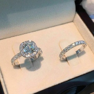Anello Unisex con Zirconia Cubica Geometrica, Gioiello alla Moda per Cerimonie Nuziali - Product Image 1