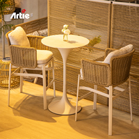 Juego de Muebles de Exterior Modernos Artie, Dos Sillas de Mimbre y Mesa, Sillas Altas de Metal para Cafetería, Taburetes, Juego de Muebles de Bar
