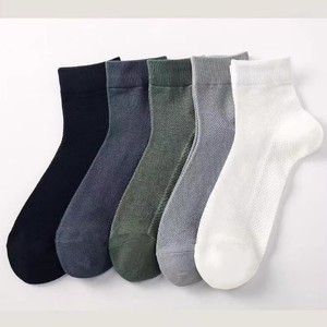 Men's Summer Mesh Crew Socks Sweat-Absorbing Breathable Casual Business Socks Solid Color Polyester Fiber Socks - Product Image 4