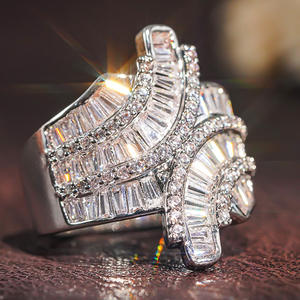 Anello da Cocktail Geometrico Dj092 da Donna con Cristalli Sintetici e Strass Incastonati a Pavé, Anelli alla Moda per Feste - Product Image 2