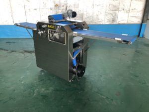 Machine à fabriquer des <span class=keywords><strong>croissants</strong></span> Ligne de production de <span class=keywords><strong>croissants</strong></span> entièrement Mouleur/rouleau/cutter à <span class=keywords><strong>croissants</strong></span> en stock au meilleur prix à vendre - Product Image 2
