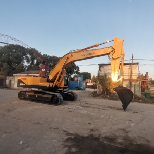 Excavatrice sur chenilles Hyundai 305 d'occasion, d'origine coréenne, 30 tonnes, bon état, prix avantageux, à vendre - Product Image 2