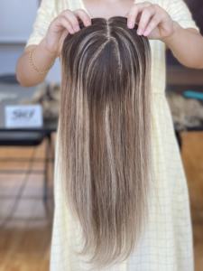 Cheveux humains d'apparence naturelle 6*7 Taille Q6 Toppers Cheveux humains vierges Vente en gros Toppers en dentelle avec nœuds blanchis pour les femmes - Product Image 3