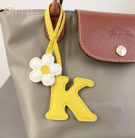 Charme de sac en cuir avec lettre et fleur mignons, porte-clés en cuir fait à la main, lettres colorées, charmes de sac en cuir, accessoires de sac, cadeau pour elle